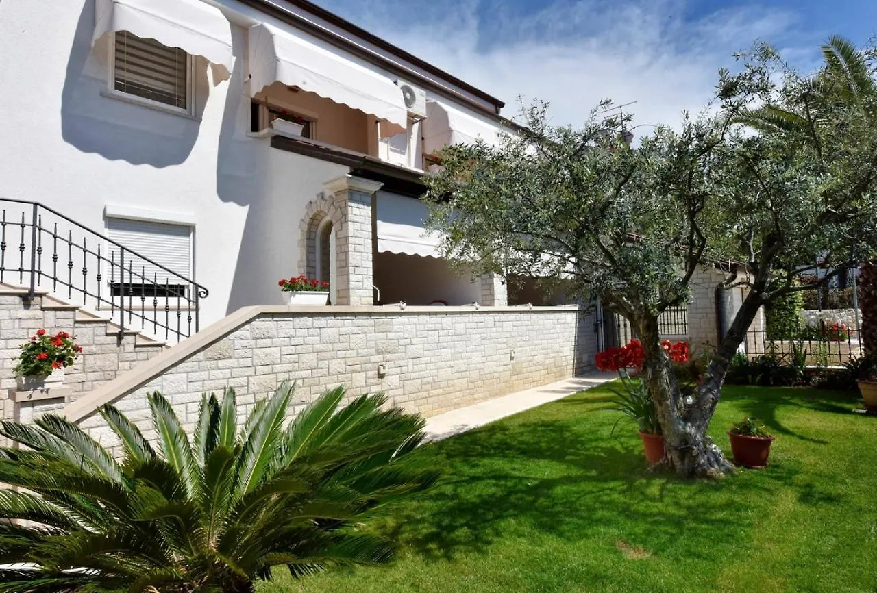 Apartments Sanja In One Of Favourite Part Of Porec Beach Area Gasthuis