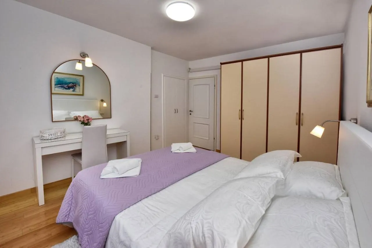 Apartments Sanja In One Of Favourite Part Of Porec Beach Area Gasthuis