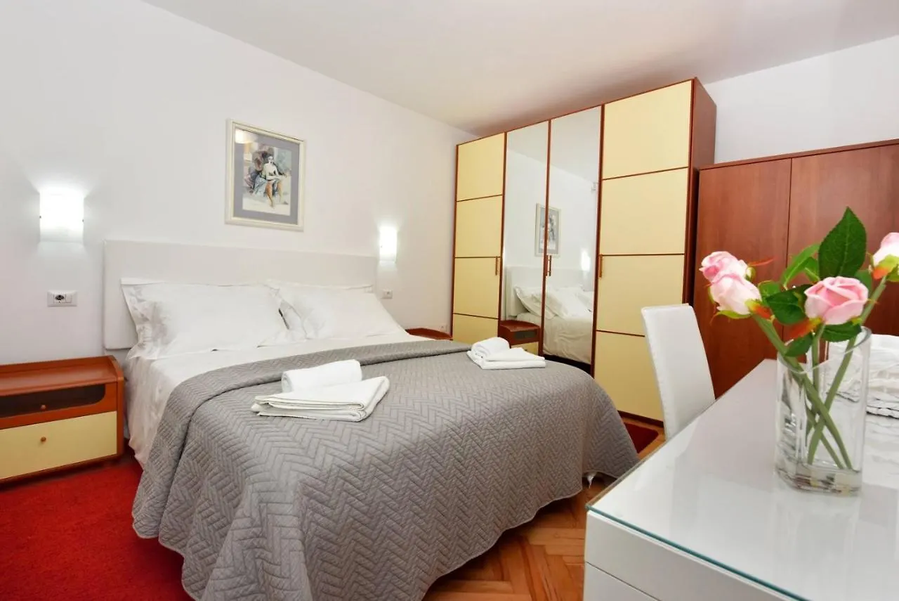 Gasthuis Apartments Sanja In One Of Favourite Part Of Porec Beach Area