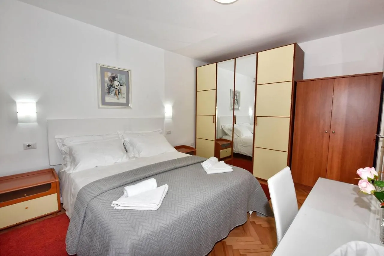 *** Gasthof Apartments Sanja In One Of Favourite Part Of Porec Beach Area Kroatien